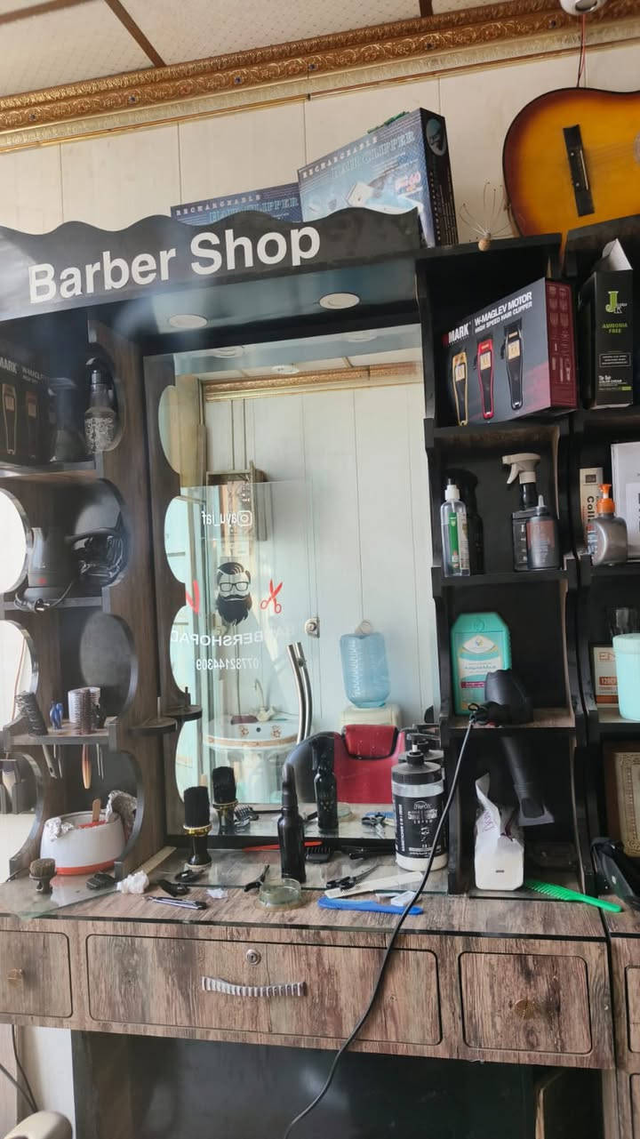 ميز حلاقه جديد ستخدام قليل
سعر مناسب 
***********
