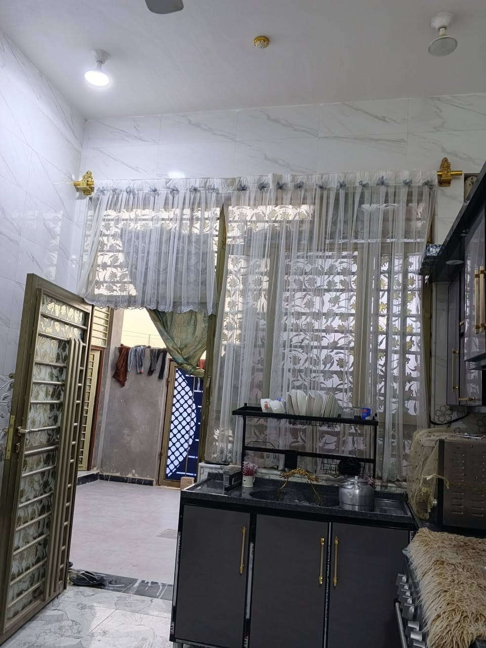 السلام عليكم يوجد بيت للبيع زراعي المكان حي الجوادين المساحه 225 متر طابوك كونكريت بناء جديد يتكون من 3 غرف نوم وصاله ومطبخ وصحيات داخليه وخارجيه وديوانيه سعر 78 وبيه مجال الاستفسار ***********
