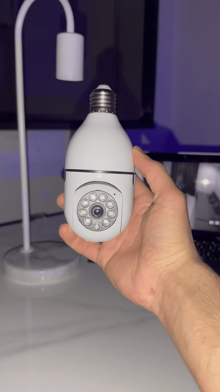 عروض عروض رأس السنه 😍

كاميرا مراقبة كلوب دوّارة بتوصيل لولبة E27

الاستخدامات

مراقبة المنازل والمحال والغرف والمداخل بشكل مباشر عبر الهاتف.

مثالية للمراقبة الليلية بفضل إضاءة LED المدمجة.

مناسبة لحماية الأطفال وكبار السن والحيوانات داخل المنزل.

يمكن استخدامها ككاميرا سقفية عبر قاعدة التثبيت أو تشغيلها مباشرة على لولبة اللمبة E27.

المميزات

تصميم كلوب عملي يُركّب مكان اللمبة مباشرة بدون أسلاك إضافية.

تدعم الدوران الأفقي والعمودي (Pan & Tilt) للحصول على رؤية واسعة.

إضاءة LED مدمجة للرؤية الواضحة ولتوفير إنارة للمكان.

رؤية ليلية واضحة بفضل حساسات الأشعة تحت الحمراء.

تدعم الاتصال عبر الواي فاي WiFi للتحكم والمشاهدة من خلال الهاتف.

تطبيق YsxLite للتحكم بالكاميرا، تدويرها، مشاهدة الفيديوات، وتسجيل المقاطع.

منفذ ذاكرة SD لتسجيل الفيديو مباشرة وتشغيله لاحقًا.

زر RESET لإعادة ضبط المصنع بسرعة عند الحاجة.

تصوير بدقة عالية مع نقل صورة ثابتة وواضحة.

تدعم التثبيت بطريقتين:

1. عبر لولبة اللمبة القياسية E27
2. عبر قاعدة الحائط المرفقة مع البراغي

محتويات الصندوق

كاميرا مراقبة كلوب دوّارة.

قاعدة تثبيت للحائط مع 3 فتحات.

براغي + نبلات بلاستيكية للتثبيت.

دليل استخدام.

الملاحظات

تحتاج اتصال واي فاي 2.4GHz فقط (لا تدعم 5G).

يجب إدخال الذاكرة SD للحصول على تسجيل مستمر.

قد تختلف بعض تفاصيل التغليف حسب دفعة التوريد.

إضاءة الـLED يمكن التحكم بها من التطبيق.

التوصيل بغداد 3 الاف باقي المحافظات 5 الاف

السعر: تواصلو مع ***********
