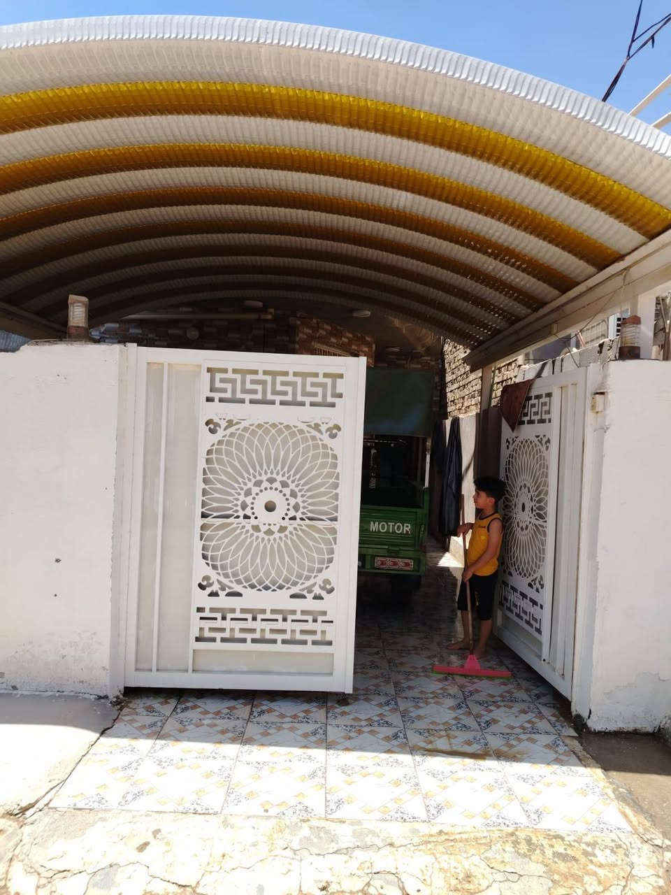 السلام عليكم دار للبيع مساحته 120 متر خلف مول اهل الخير بكاع كريم  البيت  صاله و ومطبخ و وكيلدور  وطارمه  وصحيات
السعر 55  وبي مجال

***********
