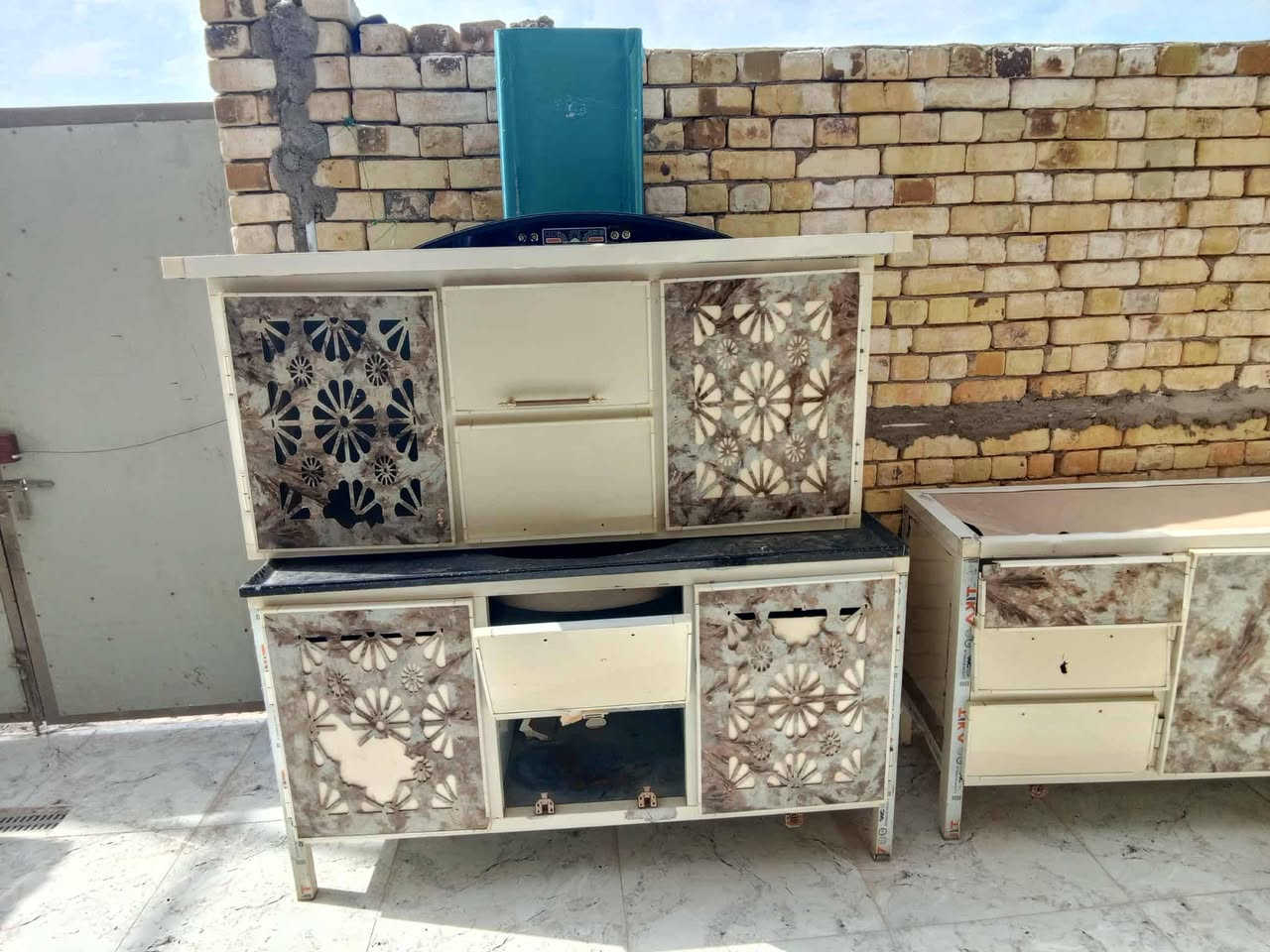 السلام عليكم كاونتر للبيع بي شوية اضرار السعر ١٥٠ وبي مجال متر ونص *********** زين القوس
