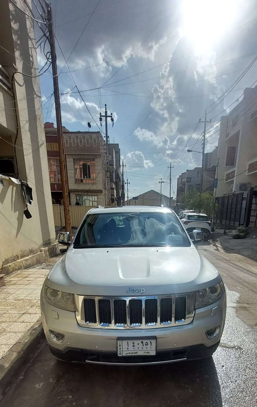السلام عليكم .. جيب لاريدو لمتد موديل ٢٠١٢ خليجي فول مواصفات ١ / ١ 
 بيها باب السائق  بارد وباب وره السائق صبغ قليل  و باقي السيارة مكفوله سيارة خير من الله .. مكاني بغداد البنوك للتواصل الاتصال ع الارقام *********** / ***********

