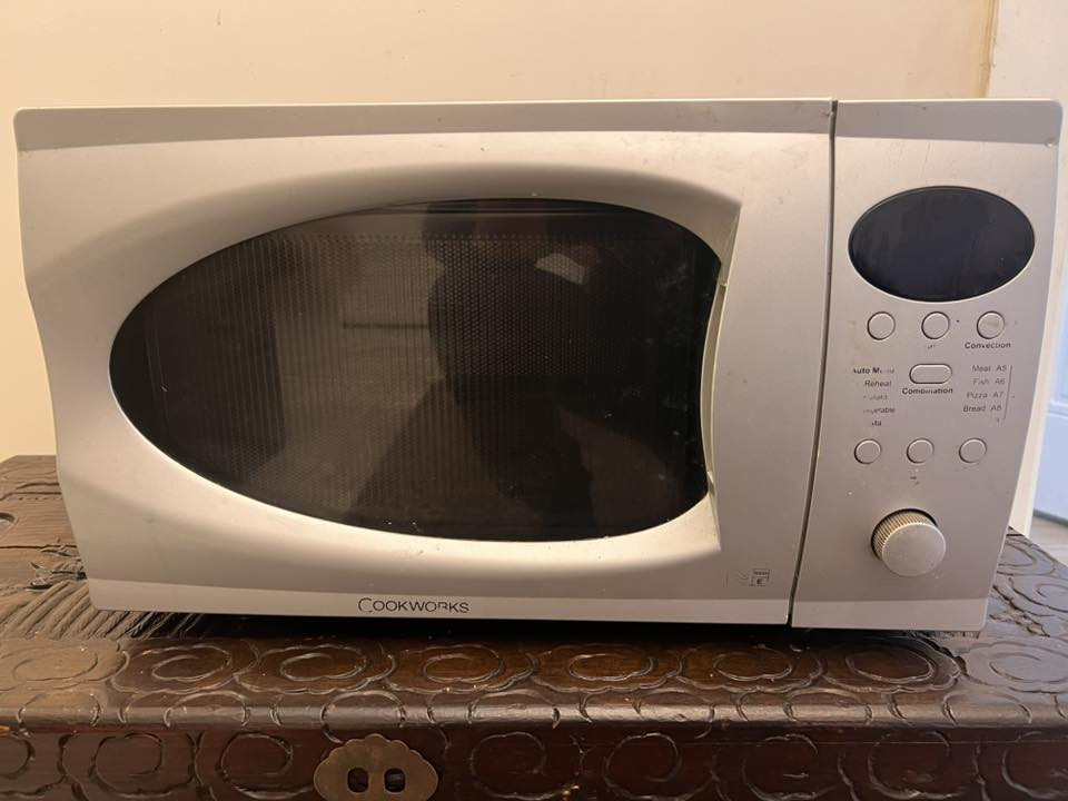 لسلام عليكم اغراض للبيع 
1- مايكرويف لمس شاشة ( cookworks) بالة الماني شغال   عدا عواج بالزاوية من احذتا سبب تخزين ……….…. سعر 25 الف 
2 -مكنسة سطل كبيرة نوال 1800 واط نظيفة جداً مع ملحقاتها شغالة على وضع الشركة  …….…. سعر 25الف  
- 3 مكنسة ذكية شحن بالة الماني شبه جديدة للباركيه والسيراميك  مع رول جديد احتياط مسح وتنظيف تحتوي على خزان ماء …..…. سعر 30 الف 
الاتصال على ***********
