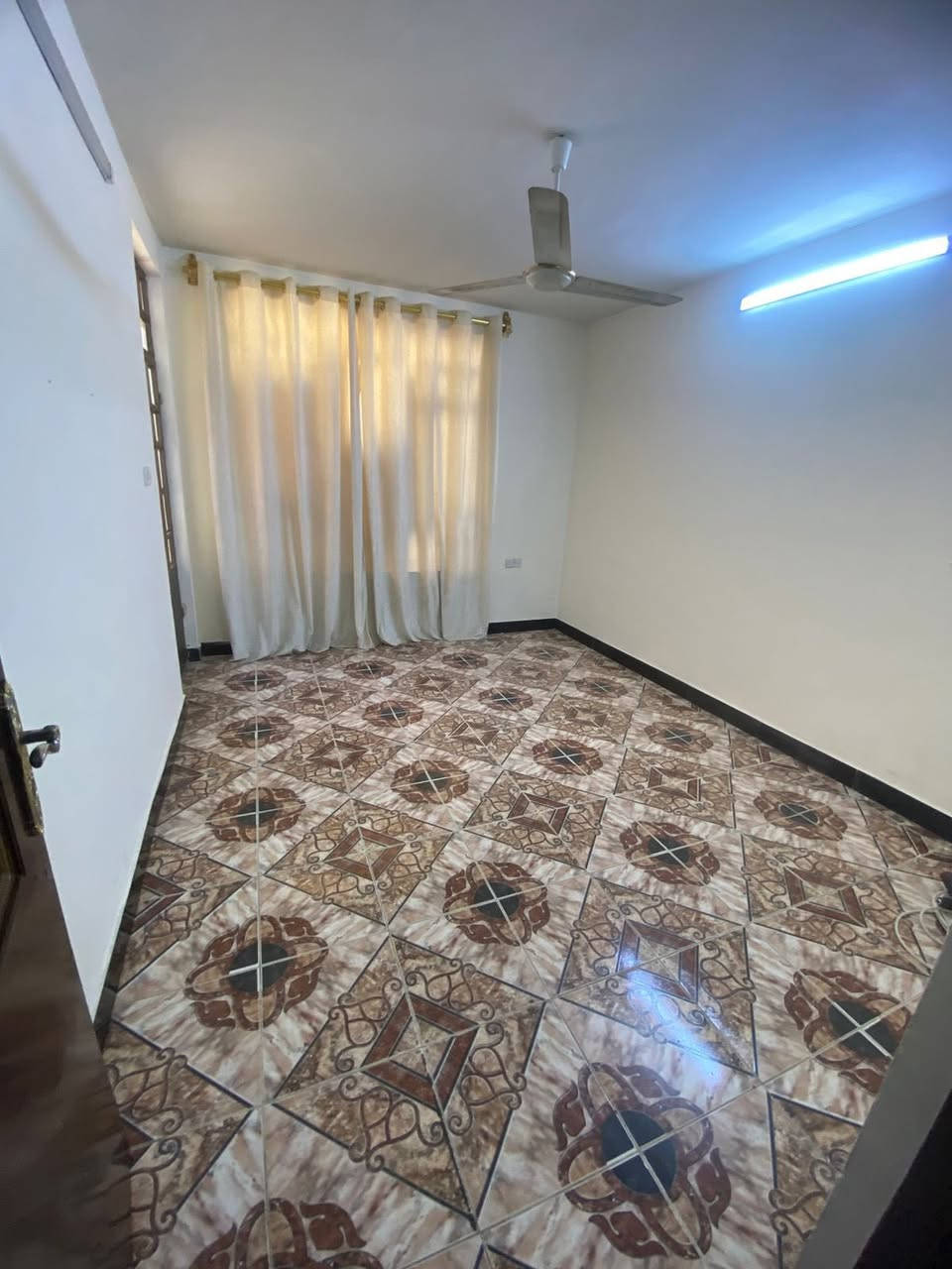 #للايجار في السيدية
بيت مساحة ١٥٠ متر 

 

ثلاث غرف نوم 

صالة 

مطبخ 

خدمات صحية 

السعر ((( مليون و ٣٠٠ )))

مكتب عبدالله الرفيعي

للاستفسار الاتصال على الارقام التالية

***********

***********

***********
