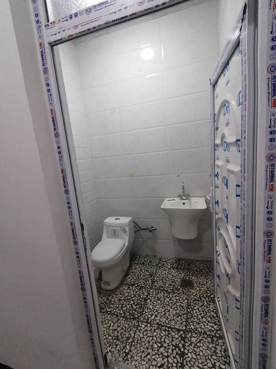 دار حديث (للبيع أو معارظة  مع دار) 
الموقع: حي الصديق الثانية قرب مجمع الاوربي2
المساحة :  320 متر
الواجهة : 10 متر
الاتجاه : شروق تام
عرض الشارع. : 12متر
سنة البناء :  2025
ط1 غرفتين نوم واستقبال وهول ومطبخ حار  وبارد ومخزن وصحيات وكراج. وحديقة
ط2 اربع غرف وهول وصحيات وبيتونة
(المكاتبة مع الشرعي) 
للاستفسار
***********
***********
نستقبل طلباتكم العقارية بيع شراء ايجار
