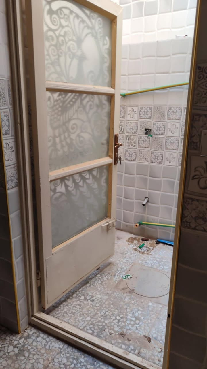 بيت البيع مساحه خمسه وسبعين المكان مقابيل أفران فستقه دور شرطه رقم ***********
