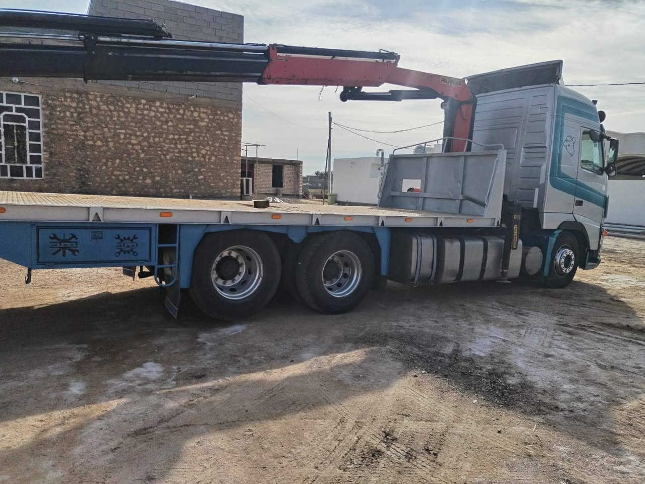 للبيع فولفو ٢٠٠٣/محرك ٤٦٠/كير أوتو ماتيك/شاصي طويل سنكل بلادي/بدي سبعه متر/جهاز بافنكر سته طن /٢٠١٥/ خمسه سلايت/ هودرليك/  بسامينه/ رقم إنكليزي / سنويا نافذه جديد  *********** ***********
