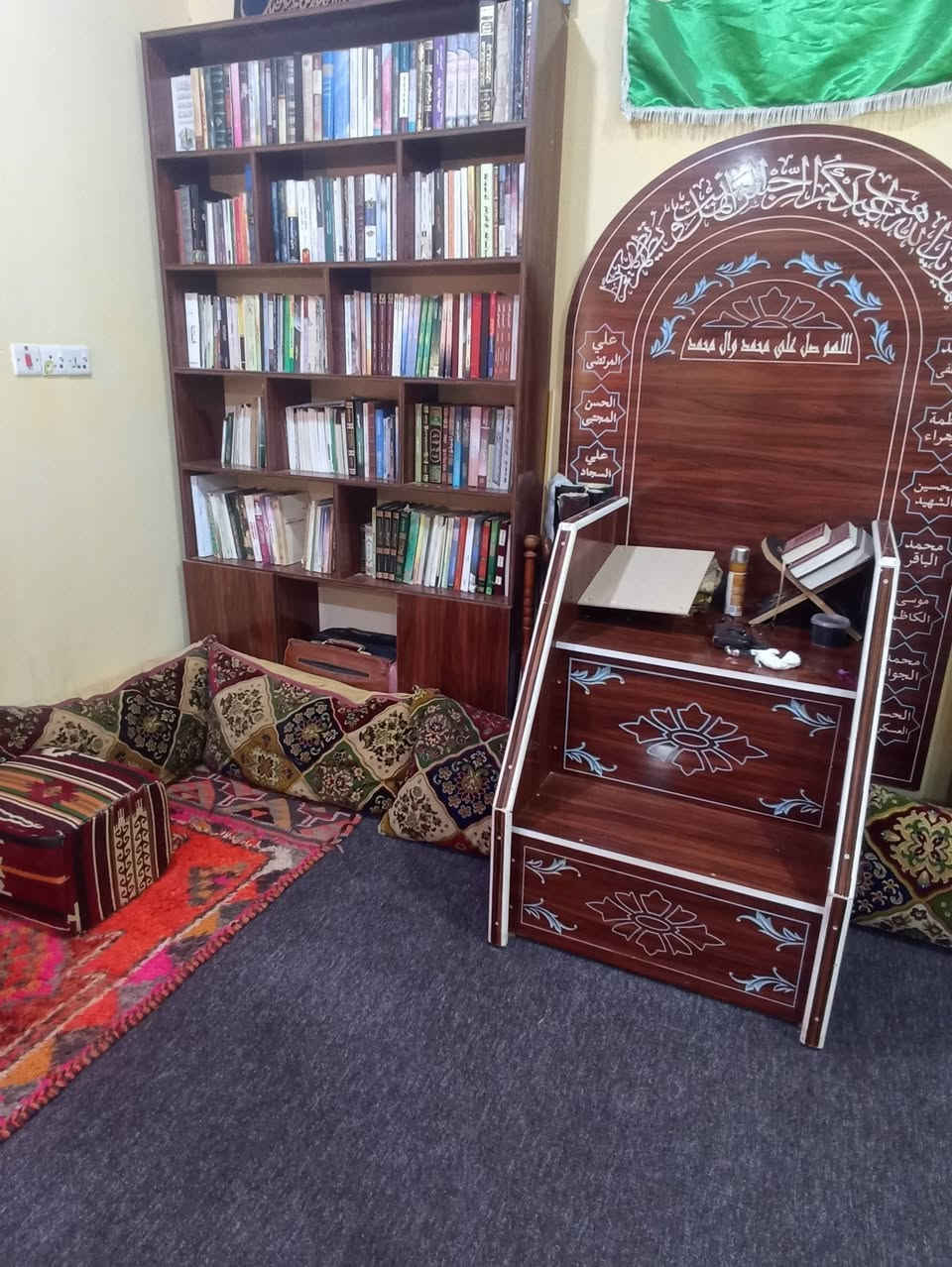 السلام عليكم ورحمه الله
مكتبة جدا راقية ومرتبة للبيع 
مع المنبر شغل درجة اولى للبيع 
السعر 800 الف

*********** وات ساب
