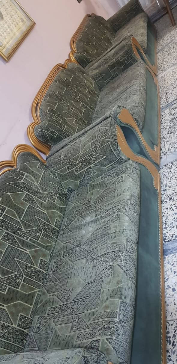 للبيع نخم قنفات مع معرض السعر ٣٠٠ العنوان البياع نفسها الاتصال *********** واتس
