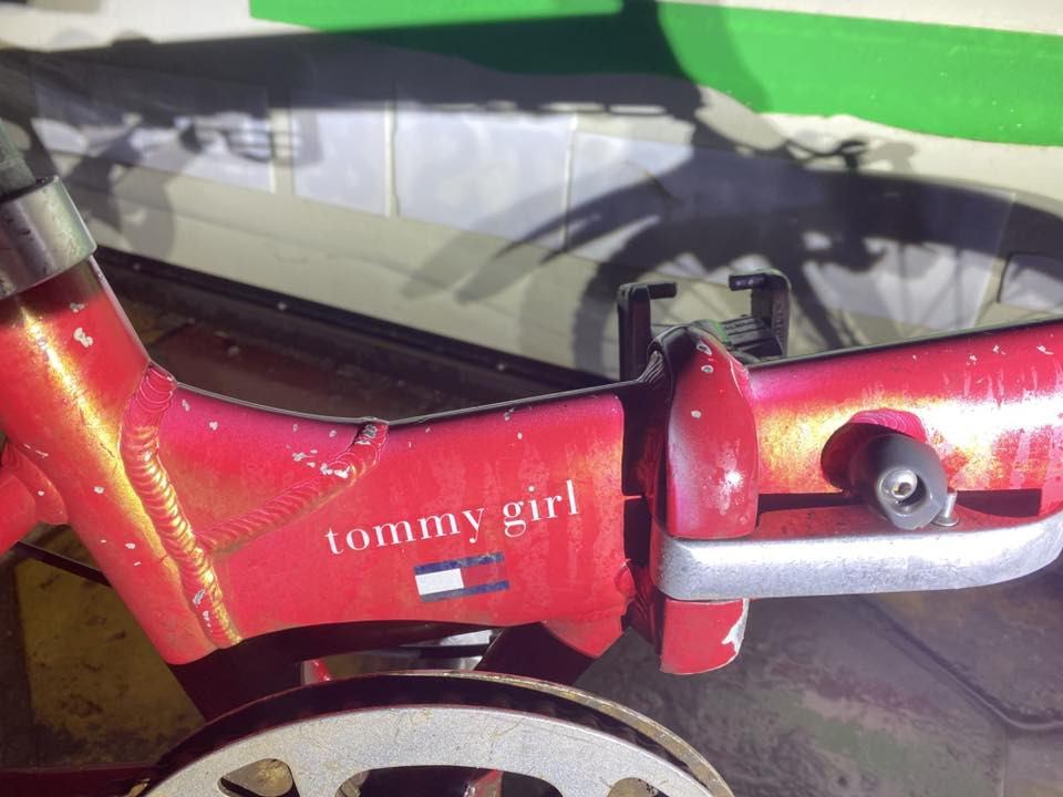 🚲🔥 للبيع بايسكل قابلة للطي – Tommy Girl بحالة جيدة 🔥🚲
دراجة عملية وخفيفة، مناسبة للتنقل داخل المدينة أو الاستخدام اليومي 👌

📌 المواصفات:

- نوع: دراجة قابلة للطي (Folding Bike)

- الماركة: Tommy Girl  

- مقاس العجلات: 20 إنش    

- مقعد ومقود قابلين للتعديل  

- سهلة الطي والتخزين 💼  

⚠️ ملاحظات:

- فيها بعض آثار الاستخدام (خدوش خفيفة)  

- تحتاج تنظيف بسيط فقط  

💰 السعر: ( 70 الف)  

📍 الموقع: (بغداد البلديات)  

📩 للتواصل ***********
