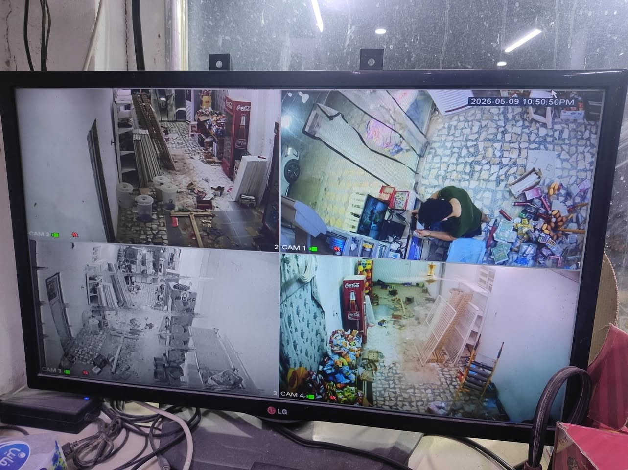 السلام عليكم
للبيع رفوف متحركه 
  مع منضومه كامرات 
مع عارضه جكاير 
مكاني النجف الاشرف مجمع بيتي 
           الاستفسار عله الرقم او خاص  ***********

