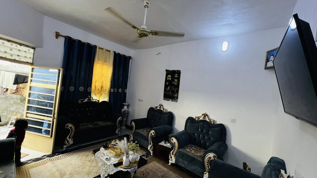 السلام عليكم بيت مساحه 150يتكون من (٤)غرف نوم ٢فوق ٢جوه صاله مطبق وستقبال وصحيات بيت جاهز ماناقص اي شي سيراميك بورسلين كهرباء و ماء وانترنيت خلف ملعب هشام يبعد عن شارع الصيني ٣٠٠متر الشارع ١٠متر  
الاستفسار. 

***********
