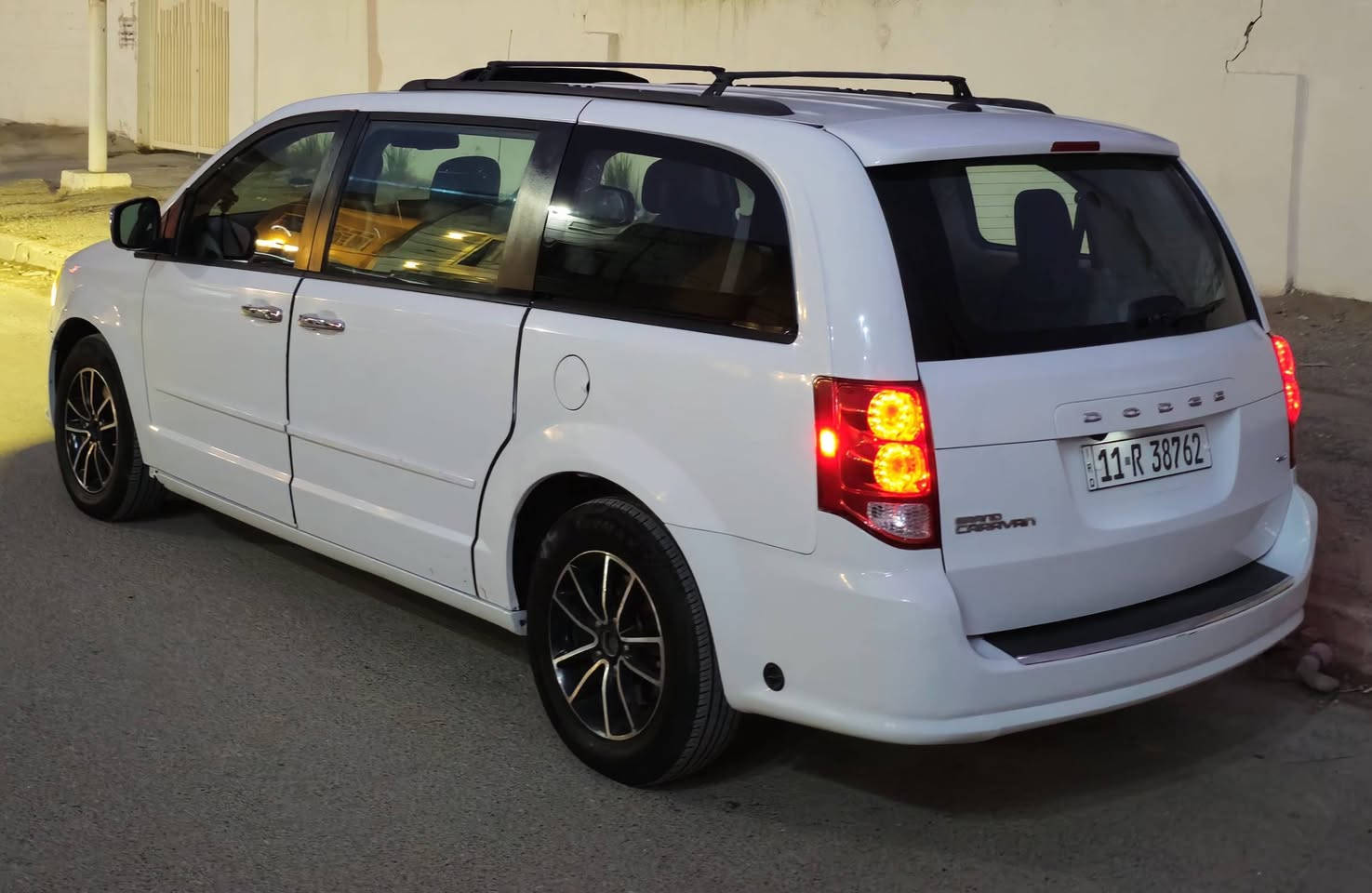 السلام عليكم .....
دوج كرفان  2016 SXT   
بيبان كهرباء / جنطه كهرباء /  تبريد 3 قطع / تحكم ستيرن / تثبيت سرعه / شاشه / كاميرا  / بلوتوث /  محرك 6 سلندر  3.6  مبدل جديد /  تخم تايرات / وصدر امامي خلفي /  لايت زنون / سستم سماعات 
______________________________
حادث بسيط مرفق بلمنشور جاملغ امامي وبنيد مع جاملغ خلفي وامامي لثاني بلعراق نطخن المجموع ٤ قطع صبغ 
سونار بلمنشور وصور لحادث شوفه وخابرني .
سياره ترايهه جديد  حيل بدون نقص ابد *****

السعر 152  وبيه مجال
العنوان _ بغداد _ البياع 
***********
