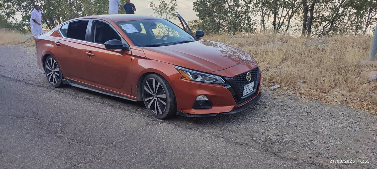 نيسان التيما اللون مشمشي بدون ايرباك حادثه  موديل 21 يرهم مراوس على فورد مافريك ***********
