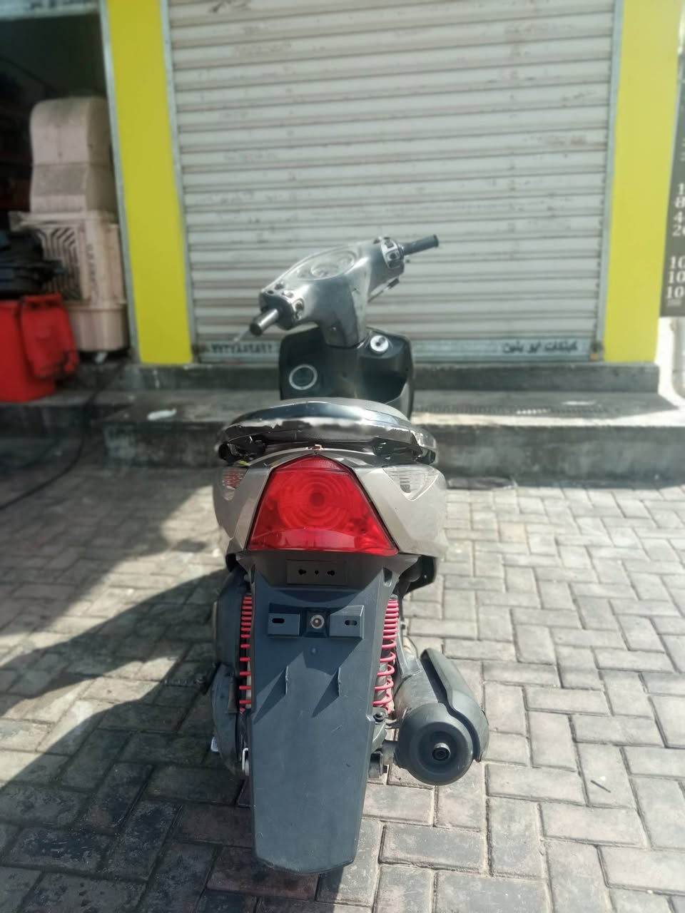 دراجة للبيع خير من الله كلجات جديدة الدراجة مامفتوحة المكينة تجي تفحص السعر 550 العنوان بغداد الحرية شارع ابو حطاب الرقم *********** مابي واتساب
