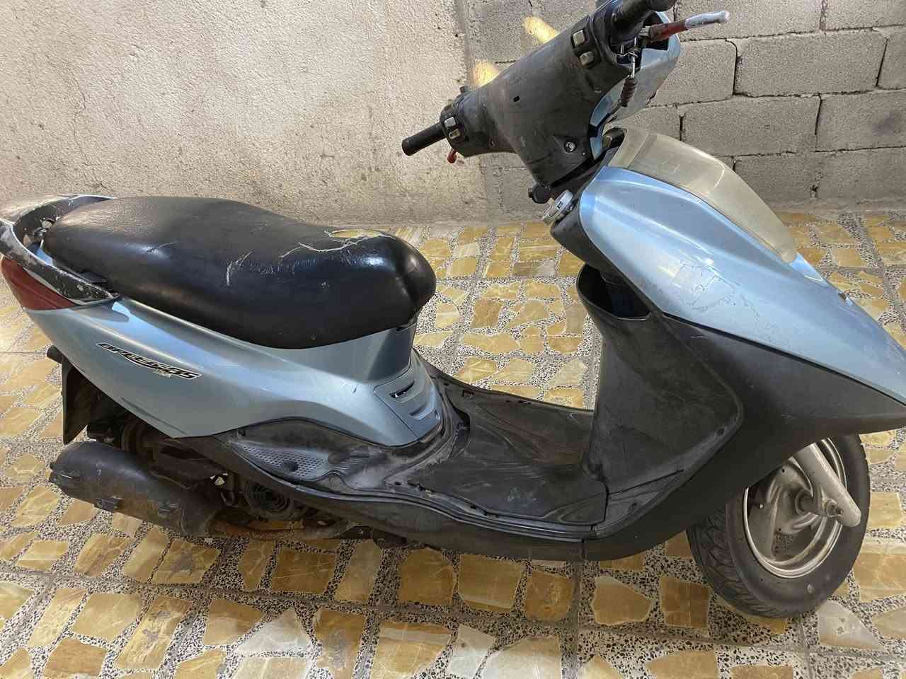سلام عليكم دراجه بريز نضيفه محرك فولل صوت ناعم كلش دراجه كلشي شغال بيه بس عندك مجامع مالته عاطله باقي كل شغل حت كهربايات شغله وراق ومنفيس سعره ٤٥٠ وبيه مجال قليل مكان بغداد مدينه رقم ***********5
