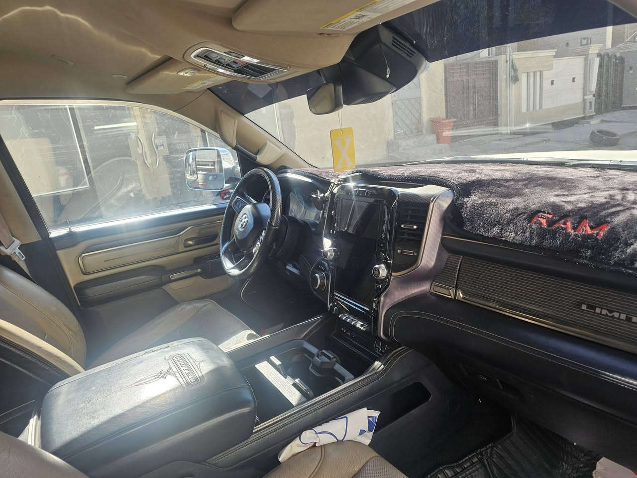 رام لمتد 2019 فول مواصفات شاشه تسله محرك 8 /5700 المرغوب تشغيل عن بعد جكات  دوسات كهربائيه وبيه بعد هواي موصفات السياره شبه الكلين بيه بارد بسيط وطخه بالجاملغ الخلفي بدون دواخل وبدون ارباك كفاله السياره رقم بغداد السعر 315 وبيه مجال ***********
