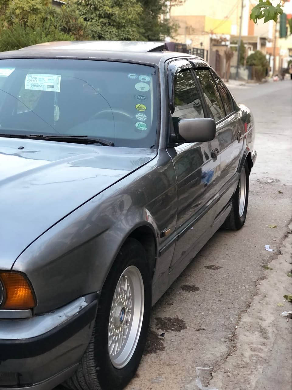 بیئێم 525iبۆ فرۆشتن مۆدێل ١٩٩٢ مەکینە ٥٢٥کەپس  بیلاد ٥٢٥ فولی گێر عادیە گێر و مەکینە بەشەرت هەزەو سەنەوی تازەیە تاکۆتایی٢٠٢٦   بەناو خۆمەوەیە تەنها یەک بست لێدانی  هەیە لای چاملوخی سەکن  سوبخ حیزامە بۆ جوانی سەقفیشی سبوخ نیە  سعری ٥٥ گەلاو مەعمەلە  رقم تلفون  *********** أربيل, العراق
