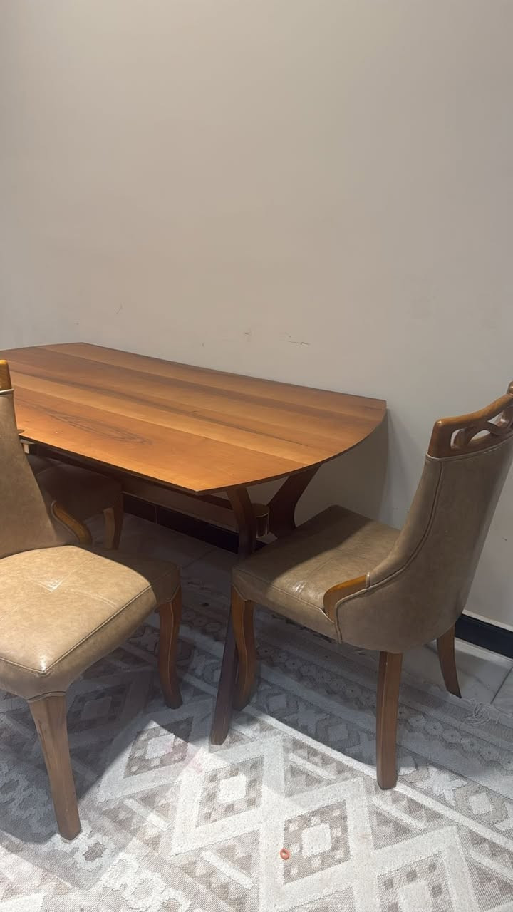 ميز اربع كراسي جلد نوعيتهم كلشش كلشش زينه
الاتصال ***********
