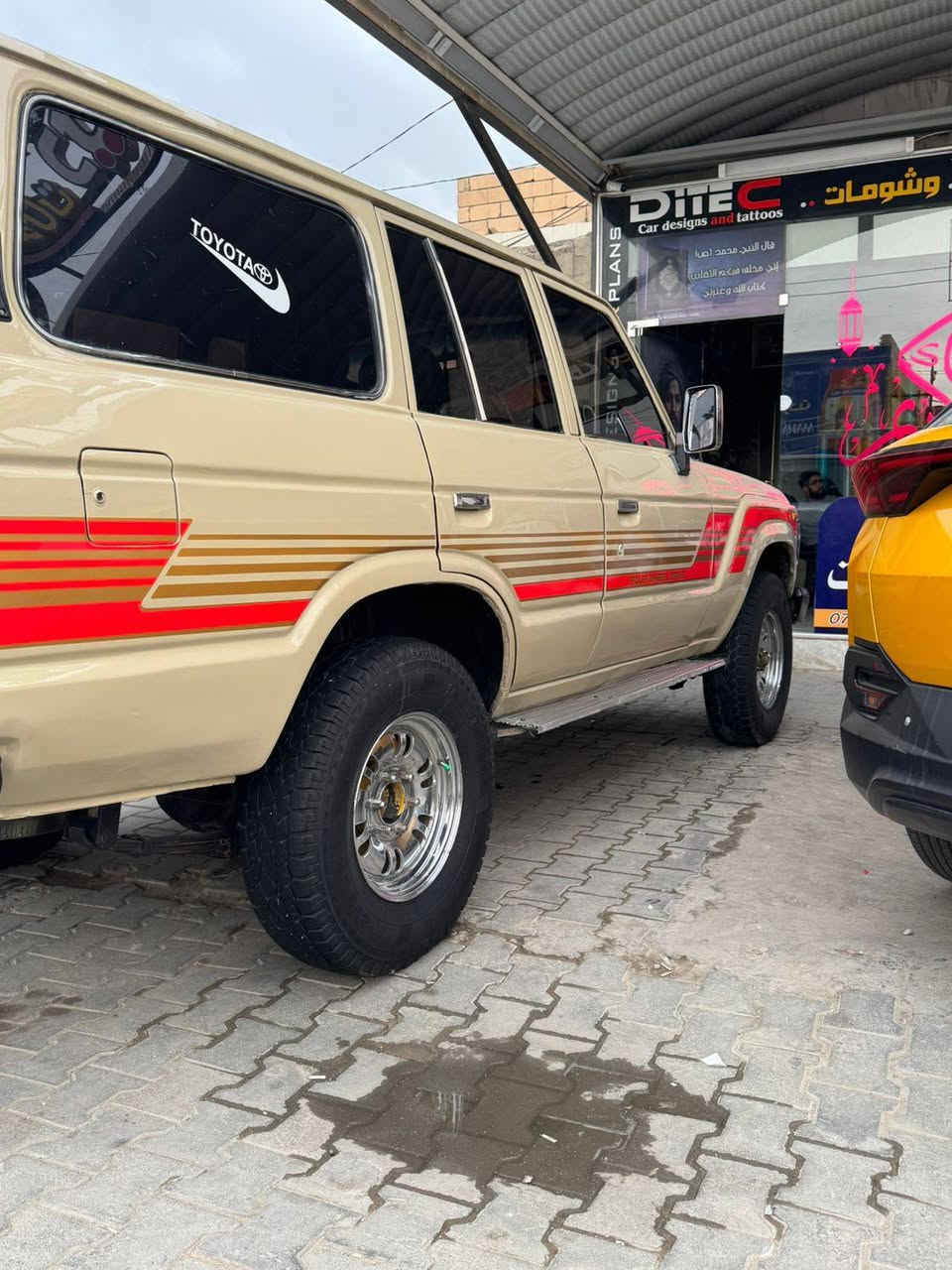 السلام عليكم لاندكروز 89 للبيع رقمها سليمانيه دولي تحويل ثاني يوم جير ومكينه جديد تبريد شغال دفع رباعي شغال كهربائيات كلها شغال تخم تاير جديد اكسنات وراء قدام شغاله مكاني نجف مصبوغه عامله الجماليه ***********
