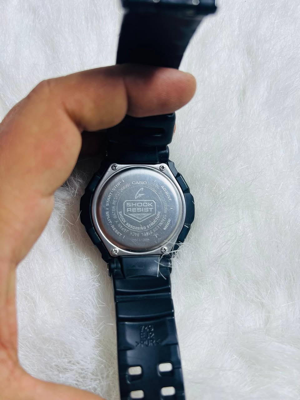 السلام عليكم 
ساعه كاسيو  Casio G-Shock نضافتها فول 
السعر 100 ألف
قطر الساعه 50 
نظام الطاقة: تعمل بالطاقة الشمسية (Tough Solar)، مما يلغي الحاجة لتغيير البطارية بشكل متكرر.
ضبط الوقت: تدعم خاصية Multi-Band 6 لضبط الوقت تلقائياً عبر موجات الراديو في مناطق معينة حول العالم.
المتانة: مقاومة للصدمات (Shock Resist) ومقاومة للماء حتى عمق 200 متر.
العرض: عرض تماثلي (عقارب) بالكامل مع ميناء أسود وأرقام عربية كبيرة عند الساعات 12 و3 و6 لتسهيل القراءة.
الوظائف الإضافية: تشمل التوقيت العالمي، وتقويم تلقائي، وساعة إيقاف، ومنبه. 
تعتبر هذه الساعة من الموديلات النادرة نسبياً في بعض الأسواق، وتتميز بهيكل وسوار من الراتنج الأسود المتين. 
يوجد توصيل


**إذا كنت صاحب هذا الإعلان وتريد حذفه لأي سبب، رجاءا أرسل رسالة إلى الدعم الفني**