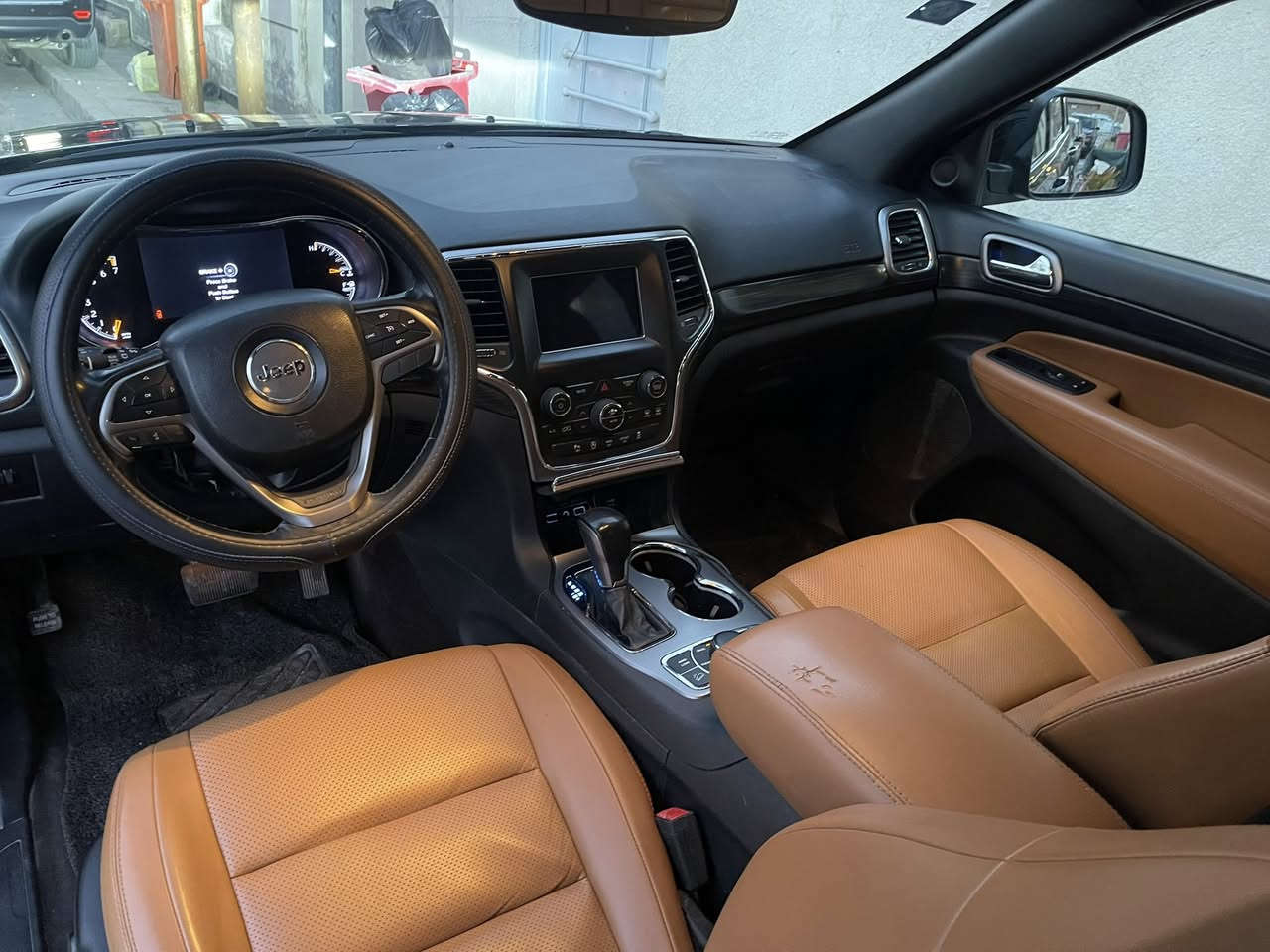 السلام عليكم
للبيع او مراوس حسب القناعه 
جيب شيروكي 2019 بلاك توب 
بيها صبغ جاملغ وبنيد فقط بدون دواخل الباقي مكفول
سياره جديده وجاهزه من كلشي 
محرك 3600 6 سلندر
رقم بغداد باسمي تحويل مباشر 
السعر 228 وبيها مجال 
للاتصال ***********
مكانها بغداد حي الجهاد حي الحسين
