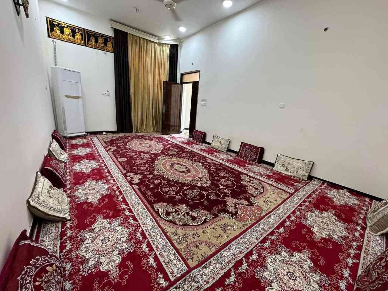 بيت طابو أسهم تحويل بأسم المشتري مساحه 200م
كاع الدبوس مجاور كوت محينه يبعد قليل عن سيطرة ام العباس على الجهه اليمنى قريب جدا للشارع العام 

يبعد عن المدارس 100م ومستشفى قيد الانشاء

السعر 105وبي مجال قليل 

بناء حديث قبل سنتين طابوق كونكريت مسلح رباطات 

يتكون من استقبال وصاله وغرفتين ومطبخ ومجمع صحيات داخليه عدد 2 ومجمع صحيات خارجي ومناور ثنين 

الطابق الثاني يحتوي على صاله 

واتساب *********** علاء بدر
