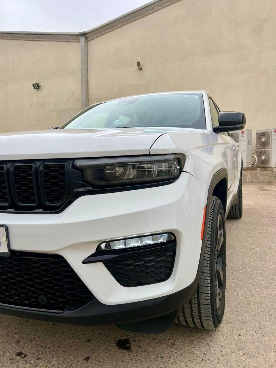 جيب 5 راكب 
   JEEP GRAND CHEROKEE, ALTITUDE Black top
التيود.  بلاك توب 
الموديل : 2023 . (وارد امريكي) . 
المحرك : (3600)v6.
العداد : .(27،000 m. )
رقم بغداد الجديد بأسمي تحويل ثاني يوم.
* رادار امامي مع مانع تصادم.
*مانع تصادم خلفي.
* شاحن موبايل وايرلس. 
* فتحة سقف
* دفع رباعي
* شاشه مع كامرة 
* نظام الخرائط (GPS).
* كير شفتات بالستيرن. 
* المصابيح الأمامية LED. 
*المصابيح الخلفيه LED.
* المقعد الأمامي للسائق كهرباء.
* حساسات خلفهية. 
* بلوتوث تلفون. 
* محدد سرعة. 
ضرر السيارة:نص بنيد صبغ معدل ع گد الضربة ومصبوغ والدعامية الامامية مالتها الأصلية مامبدلة وصور الحادث مرفقة في المنشور بدون ي ايرباك بدون ي دواخل.
باقي السيارة كفالة عامة ويوجد سونار.
السعر 29 الف 

للاستفسار  : ***********
