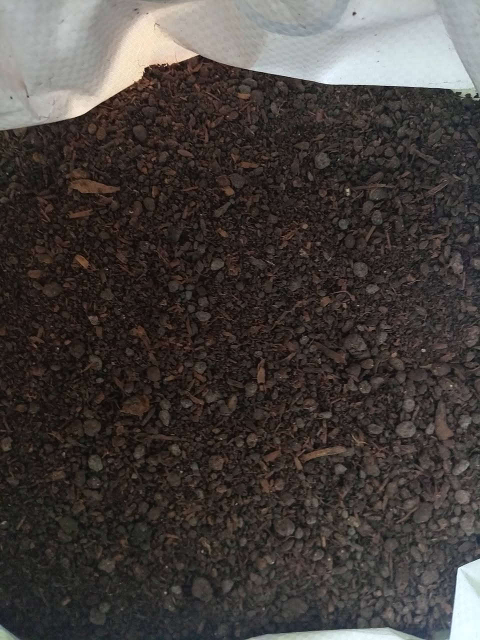 السلام عليكم يتوفر لدى علوه الكلابي سماد دواجن مركز للبيع جمله ومفرد للستفسار لاتصال ***********
