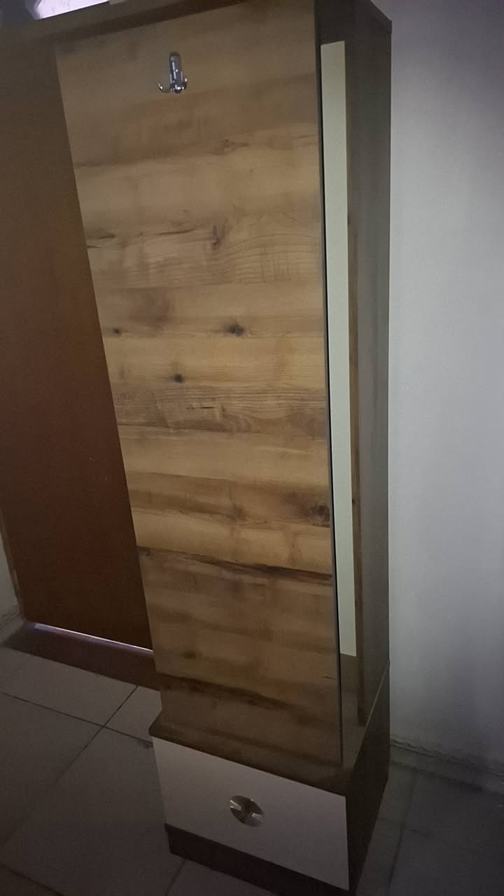 سلام عليكم الغرفه تركيه ونضيفه والسعر 500الف بيه مجال ماعد دوشك 🤍🤎
***********
