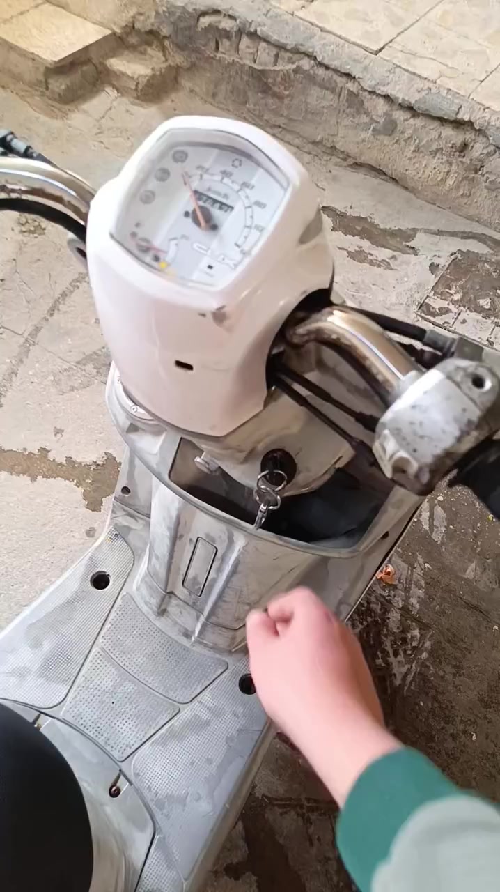 سلام عليكم ورحمه الله وبركاته ماكس بوليسي لون وردي داخل رصاصي كفرات ختم واحد نوزل الدراجة صارلة 16 يوم طلعت من الحاوية مكان كربلاء المقدسه للاستفسار ***********
