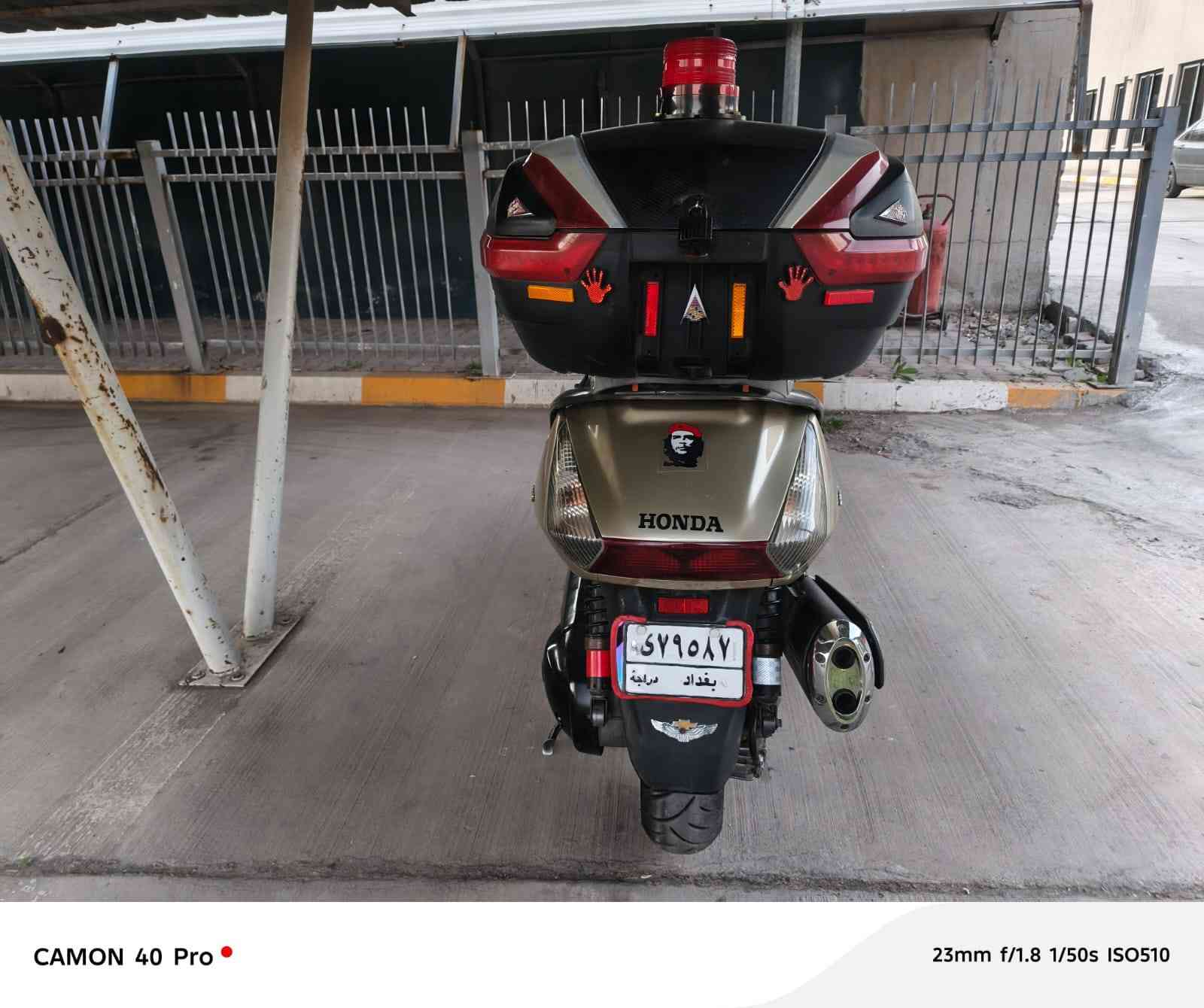 السلام عليكم اخوان
مرخصت مدير الكروب
سلفر ونج محرك 400 وارد امريكا دراجة كاملة وخير من الله نظافة فول ومكفولة كفالة عامة السعر اتصل وبيك خير ودلل 
مكلف بل نشر رقم صاحب الدراجة
‏‪***********‬‏
