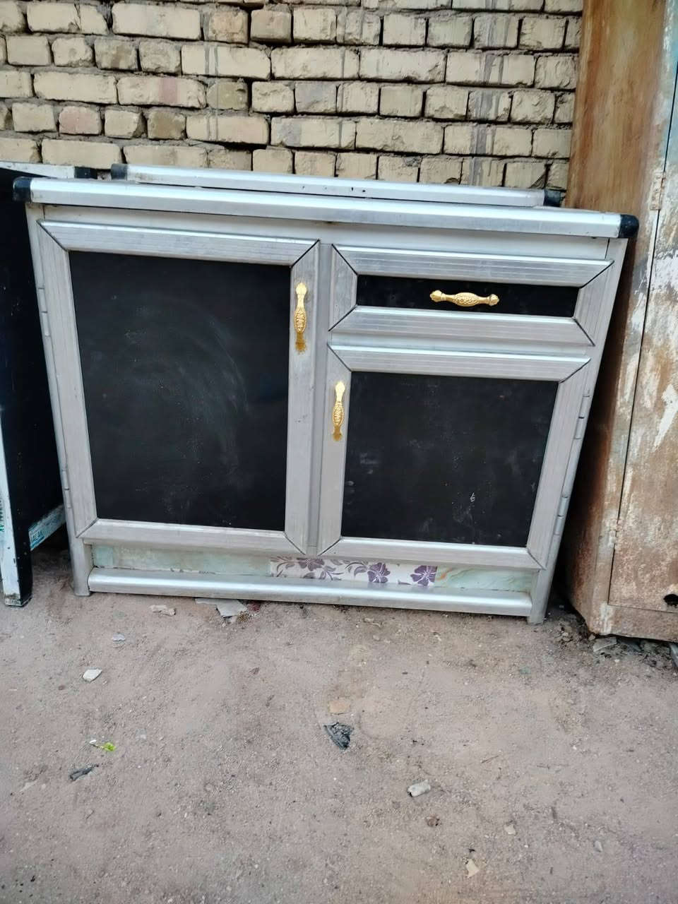 السلام عليكم سنك متر 50ثلاجه شرط الفحص 75طباخ كريازي شغال نضيف 125مندر نفرين 75جربايه نفرين 100كاونتر تلاثه قطع 275شراي يتصل ***********
