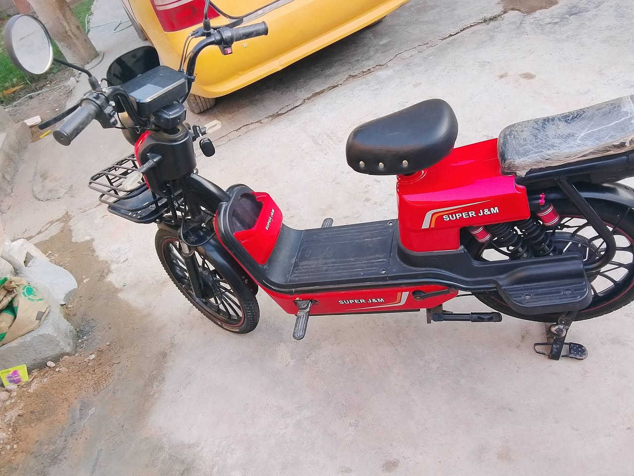 سلام عليكم دراجة شحن للبيع ٤ بطاريات جدد كاملة مابيه اي نقص سعره ٣٠٠ مكاني بغداد  سريع أبو غريب حي الشهداء ***********
