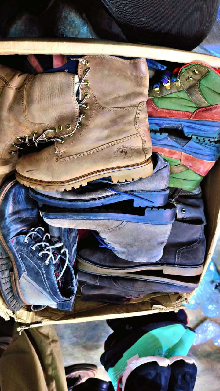 بوت رجالي سعر كرتون 75 ألف ٣٣ قطعه بي يعني قطعه ٢٠٠٠ دينار آخر ٤ كراتين للاستفسار وتساب ***********
