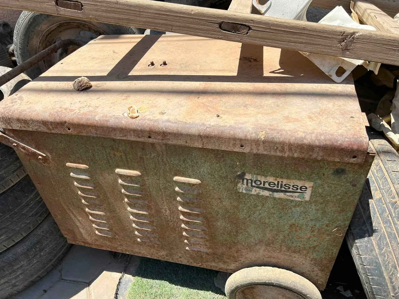 جهاز لحام كهربائي قديم (Arc Welder) من شركة Morelisse الهولندية، وهو يعمل على 220V أو 380V حسب مفتاح التوصيل الظاهر.

ملاحظاتي:

* الهيكل الخارجي فيه صدأ سطحي واضح، لكنه لا يدل بالضرورة على تلف داخلي.
* توجد عجلة كبيرة لضبط شدة التيار.
* تدريج الأمبير يظهر أنه يصل تقريبًا إلى 400 أمبير، وهذا مناسب للأعمال الثقيلة إذا كان الجهاز سليمًا.

مكاني كربلاء

‭***********
