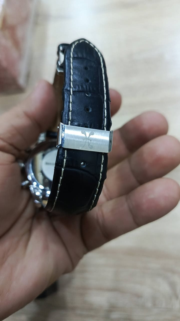 السلام عليكم ساعه برناد اج ماير للبيع ساعه مستعمل قليل نظافة 100/100 قطر 42 اصدار هذا الموديل جدا قليل السعر 300 ألف للأستفسار واتساب *********** .
