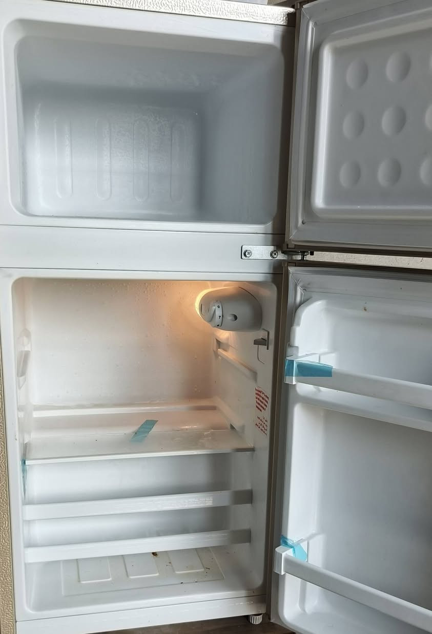 ثلاجة حجم صغير مستخدمة كلش قليل، جديدة وبالشرط 
سعرها 95,000
شراي اتصل على هالرقم 
***********
