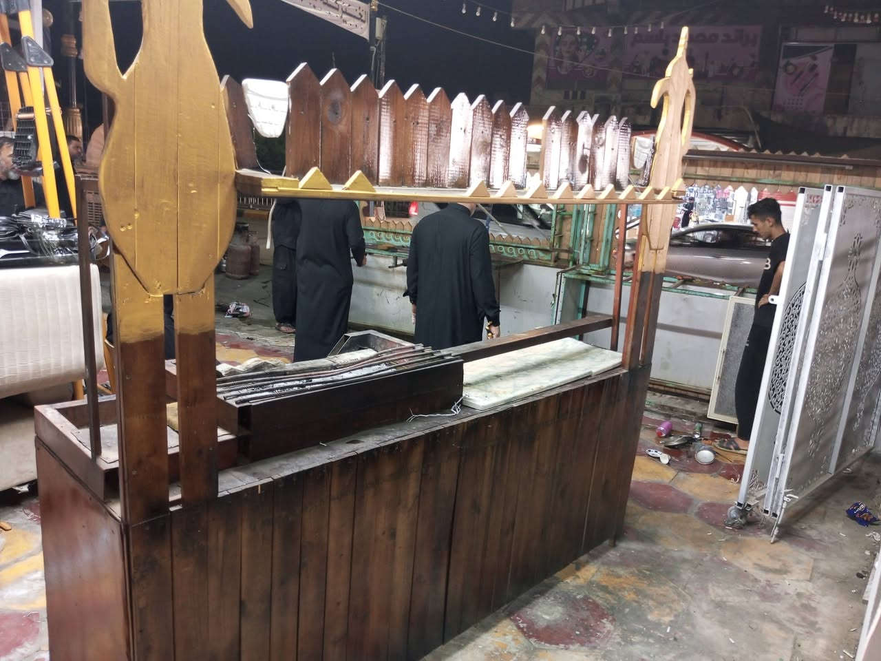 ميز صب شاي وقهوة عدد ٣ للبيع
العرض مترين ونص ولارتفاع مترين جدد استعمال قليل 
المكان الرميثة جسر السوق مقابل مجمع حجي رزاق آل هلال 
الإتصال بالرقم ***********
***********
