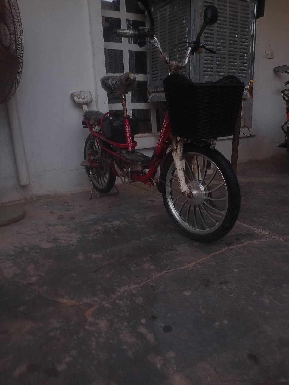 السلام عليكم 

دراجه شحن 🚴
للبيع🎉
بطاريات جديده قبل شهر شديتهن 🔴

دراجه نضيفه كما موضح بصوره ✅
سرعه 60حقيقي 💯
أربع بطاريات 🌪️

ألسعر 200وبي مجال 🤷


**إذا كنت صاحب هذا الإعلان وتريد حذفه لأي سبب، رجاءا أرسل رسالة إلى الدعم الفني**