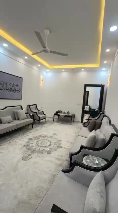 بيت للبيع حي البشائر المساحه 200م طابقين بناء حديث الطابق الاول غرفه صاله استقبال مطبخ صحيات داخليه و خارجيه الطابق الثاني ثلاث غرف السعر 450للاستفسار ***********

