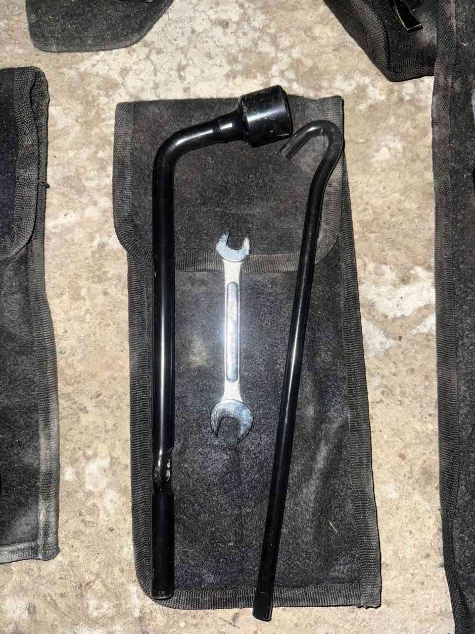 سلام عليكم
منفاخ ياباني تفصيخ حاويه ٣٠ 
جك كبير ١٥    سيارات عاليه فقط ١٢٠٠ حجم 
جك وصط ١٣        ملاحضه الجك بدون عده 
جك سياره صالون ١٠      بدون حراج فدوه 
هورن طاط تفصيخ حاويه ١٥ 
ستيرن النتره امريكي ابو الكروز ٦٠ 
مثلث طوارء ٥ الف 
عده جك ٥ الف 
مكاني بغداد مشتل يوجد توصيل جميع المحافضات ٥ الف  
متواجد من ٥ العصر الى ١٢ بليل مو محل بل بيت 
*********** بارق ابو دارين
