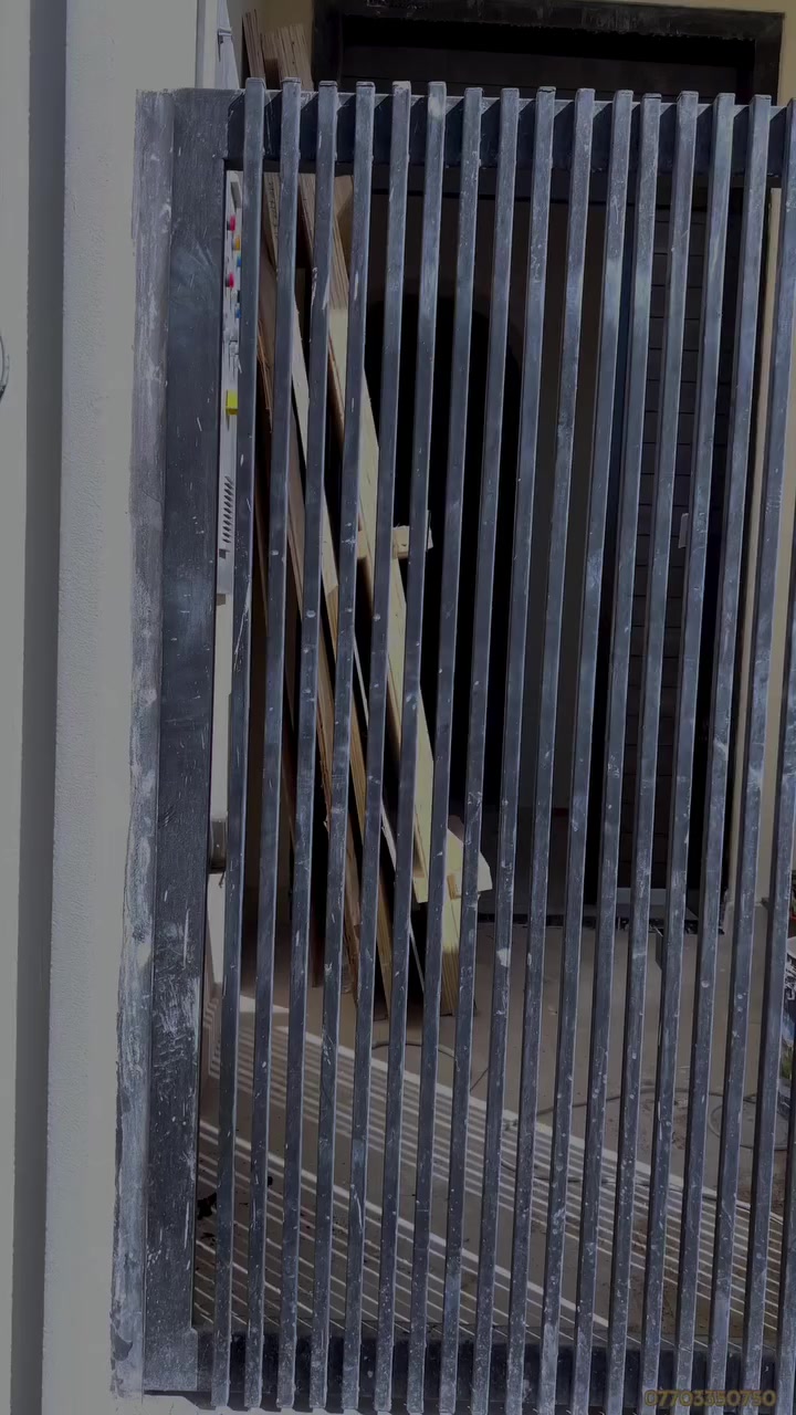 الأسود ربع لمعة.. ملك الألوان للأبواب الخارجية 🎩
إذا كنت محتاراً بين المطفي (المط) واللامع، فالربع لمعة هو "الحل الوسط" المثالي:
✅ سهل التنظيف والمسح.
✅ لا يعكس أشعة الشمس بشكل مزعج.
✅ يعطي إيحاءً بالمتانة والفخامة.
الاستفسار ***********
