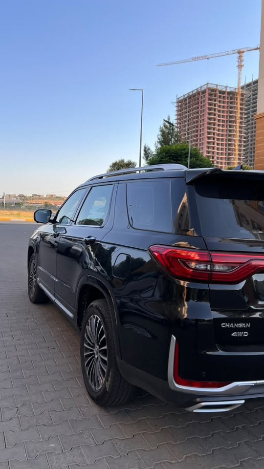 🚗 إعلان بيع: شانجان CS95 موديل 2022
 (فئة رويال - أعلى مواصفات)
المواصفات الأساسية:  
 الماركة والنوع: شانجان CS95 (Changan CS95)  
 الموديل: 2022  
 الفئة: رويال (Royal) – فل كامل / أعلى فئة بالشركة  
 الرقم: أربيل (تحويل أو وكالة مضمونة)  
 السعة: 7 مقاعد عائلية (3 صفوف)  
 المسافة المقطوعة (العداد): [أدخل الكيلومترات هنا] كم  
⚙️ المحرك والأداء
 المحرك: 2.0 لتر تيربو (Blue Core) قوي واقتصادي  
 القوة والعزم: 233 حصان / 360 نيوتن.متر  
 ناقل الحركة: أوتوماتيك 6 سرعات (Aisin)  
 نظام الدفع: دفع رباعي مستمر ذكي (AWD / 4WD BorgWarner)  
 وضعيات القيادة: وضعيات متعددة (قياسي، اقتصادي، رياضي، ثلجي، أوف رود)  
💎 المواصفات الخارجية
 الإضاءة: LED بالكامل (أمامية وخلفية) مع أضواء نهارية تلقائية DRL  
 السقف: فتحة سقف بانوراما عملاقة  
 العجلات (الرنجات): ألومنيوم قياس 19 / 20 إنش بتصميم رياضي  
 الصندوق الخلفي (الدبة): كهربائي بالكامل مع فتح ذكي بلمسة القدم  
 المرايا: طي كهربائي مع تسخين وإشارات جانبية LED  
🛋️ المقصورة والرفاهية الداخلية
 المقاعد: جلد طبيعي فاخر بالكامل  
 التحكم بالمقاعد: تعديل كهربائي للسائق والراكب مع ذاكرة لحفظ الوضعيات  
 المساج والتبريد: المقاعد الأمامية مزودة بخاصية (المساج + التهوية والتبريد + التسخين)  
 التكييف: أوتوماتيكي ثلاثي المناطق (3-Zone) مع لوحة تحكم وفتحات خلفية منفصلة  
 الشاشات والتكنولوجيا:  
 شاشة ترفيه مركزية تعمل باللمس قياس 12 إنش  
 شاشة عدادات رقمية بالكامل TFT قياس 10.25 إنش  
 شاحن لاسلكي للهواتف الذكية  
 النظام الصوتي: فاخر من (Pioneer) بـ 10 مكبرات صوت  
 المميزات: بصمة تشغيل ودخول ذكي، تشغيل عن بعد، مقود جلد متعدد الوظائف مع شفترات تبديل السرعة خلف المقود (Paddles)  
🛡️ أنظمة الأمان ومساعدة السائق (Full Radar)
 الكاميرات: نظام 360 درجة رؤية محيطية عالية الدقة  
 الحساسات: حساسات ركن أمامي وخلفي  
 المثبت ذكي: مثبت سرعة متكيف (Radar / Adaptive Cruise Control)  
 أنظمة السلامة:  
 نظام كشف النقطة العمياء (BSD)  
 نظام التحذير من الخروج عن المسار (LDW)  
 فرامل طوارئ أوتوماتيكية (AEB) وتنبيه الاصطدام الأمامي  
 تنبيه حركة المرور الخلفية (RCTA)  
 سايد بريك كهربائي (EPB) + نظام التوقف التلقائي (Auto Hold)  
 نظام مراقبة ضغط الإطارات (TPMS)  
 منظومة وسائد هوائية متكاملة (أمامي وجانبي وستائر)

للتواصل:
***********
***********
***********
