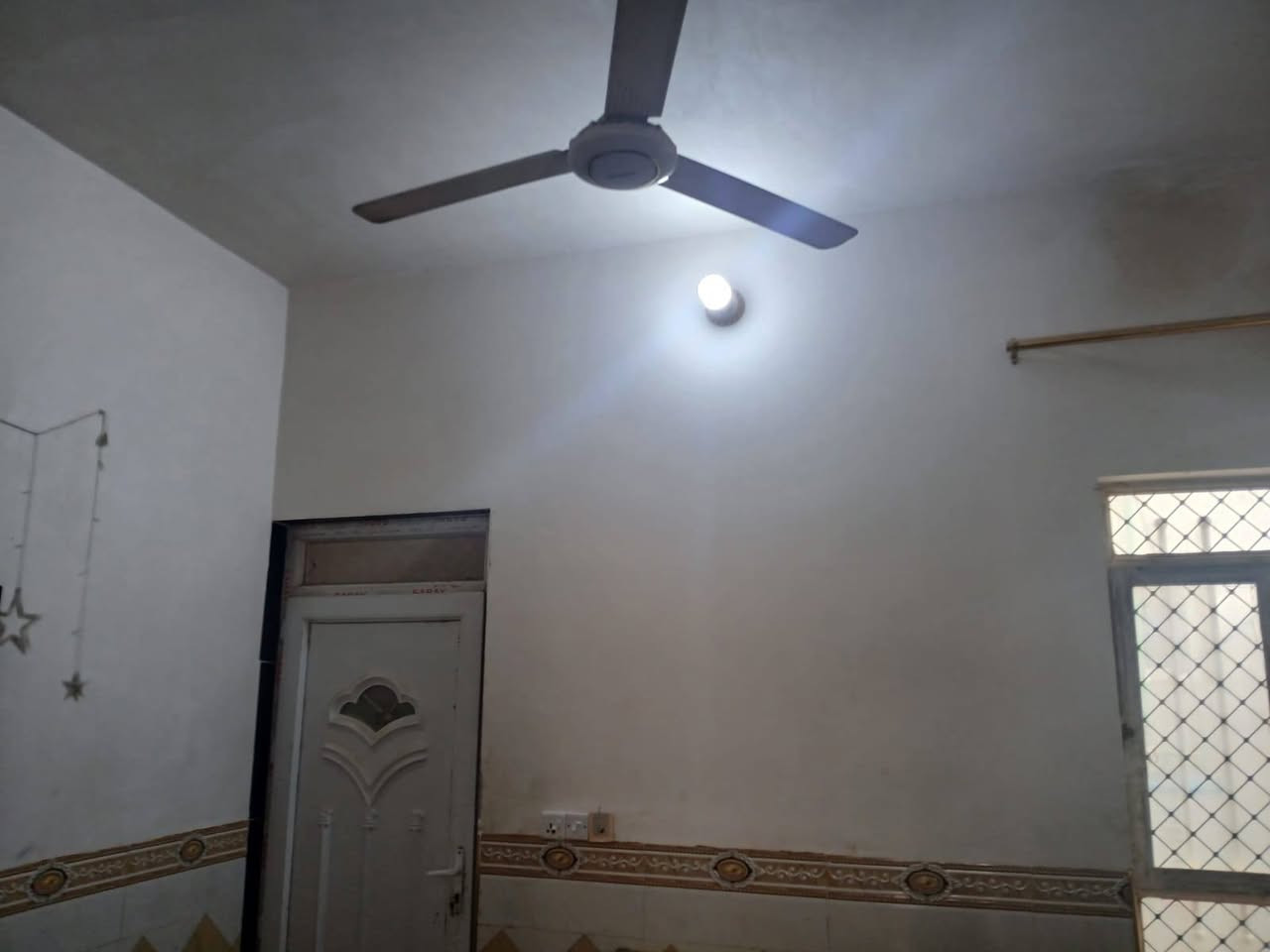 دار للبيع مساحة ١٥٠ م طابو صرف بناء حديث طابق واحد يحتوي على غرفة نوم وصالة ومطبخ حار وبارد وصالة داخلية وصحيات داخلية وخارجية الموقع الحديد حي الاملاك خلف فرن الصمون للاستفسار الاتصال على الرقم ***********
