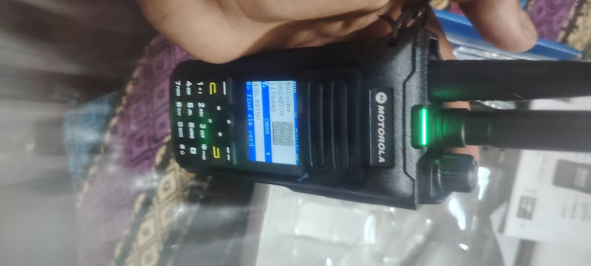 العنوان: للبيع جهاز موتورولا الاحترافي Motorola APX 2000 (جديد بالكرتونة بكامل ملحقاته) الجهاز يعمل بنضامين نضام السيم كارت دعم 2 سيم كارت وبيني يعني تكدر تنادي بي وهو بيني وبي سيم كارت./أصحاب الشركات، الحمايات الأمنية، المواكب، وأصحاب الأعمال الميدانية.. إذا تبحث عن أقوى جهاز اتصال لاسلكي في العالم من ناحية المتانة والوضوح، هذا المنشور يهمك! 👇الجهاز غني عن التعريف، يجمع بين التصميم العملي والتقنيات العسكرية المتطورة، ومصمم ليتحمل أصعب ظروف العمل اليومية.✨ أهم مواصفات ومميزات الجهاز:صوت نقي وصافي جداً 🔊: مزود بميكروفونين وتكنولوجيا إلغاء الضوضاء المحيطة (Dual-mic noise canceling)، يعني صوتك يوصل واضح حتى لو كنت وسط ضوضاء أو آليات.مقاومة عسكرية فائقة 🛡️: الجهاز حاصل على شهادة MIL-STD العسكرية، ومقاوم للماء والغبار بمعيار IP67 (يتحمل السقوط والعمل في المطر والغبار بكفاءة).شاشة ملونة عالية الوضوح 📺: شاشة ملونة واضحة جداً تحت أشعة الشمس المباشرة وفي الإضاءة المنخفضة مع لوحة أزرار كاملة.بطارية ذكية وطويلة العمر 🔋: بطارية IMPRES الأصلية التي تدوم معك لساعات طويلة من العمل المتواصل.أمان عالي وتشغير رقمي (P25) 🔒: يدعم التشفير الرقمي والأنظمة الحديثة لضمان خصوصية الاتصال وعدم التداخل.نظام ملاحة متكامل 📍: يدعم نظام الـ GPS لتحديد المواقع.📦 محتويات العلبة (كاملة كما في الصورة):جهاز اللاسلكي Motorola APX 2000 مع لوحة الأزرار الكاملة.القاعدة الذكية للشحن السريع.محول الطاقة (الواير والشاحن).البطارية الأصلية مع مشبك الحزام (الكلبس).الهوائي (الإريل) الأصلي للجهاز.💡 الجهاز نظيف جداً وجديد بالكامل كما موضح بالصور وجاهز للاستخدام فوراً.📍 المكان: [اكتب محافظتك أو منطقتك هنا]💰 السعر: 155الف معا التوصيل ] (غير قابل للتفاوض)📞 للاستفسار أو الشراء، يرجى التواصل عبر رسائل الصفحة أو على الرقم: [ضع رقم هاتفك]   :تحديد نوع النطاق (Frequency Band): أجهزة الـ APX 2000 تأتي بنطاقات تردد مختلفة (مثل VHF أو UHF أو 700/800 MHz).  *********** يوجد واتساب او للاتصال

