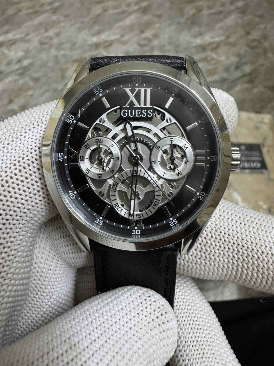 السلام عليكم ورحمة الله وبركاته🖐️
ساعة من ماركة GUESS الجميلة😍
المواصفات 😎
١-الساعة تعمل بنظام كوارتز القطر 43
٢-ستانلس ستيل مقاوم للخدوش 
٣-الجام زفير اصلي مقاوم للخدوش 
٤-السير جلد اصلي مختم بشعار GUESS
٥-فقط العاقارب لومينوس 
٦-المينا اسود معة ستانلس ستيل معة تعقيدات روعة داخل المينا 
٧-كود نمبر الساعة GW0389G1 تكدر ادخل الكود هذا بل گوگل وتتأكد من الساعة والصناعة وسعر البيع المباشر 
(السعر 85$ دولار) والتوصيل  لكافة محافظات العراق الحبيب ❤️
رقم الهاتف او واتساب
اسيا***********
اثير***********
