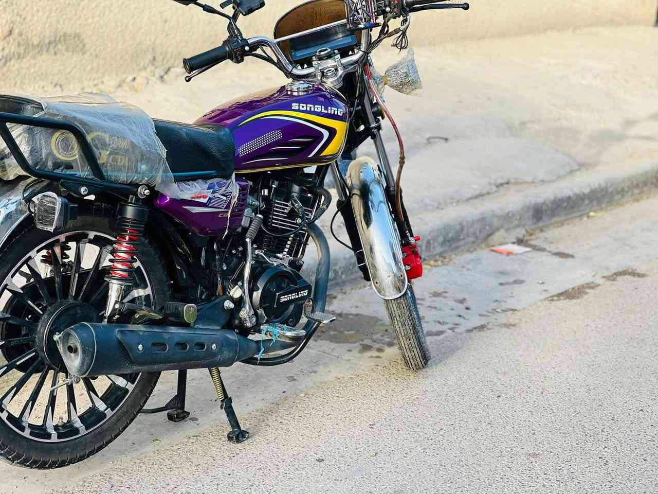 السلام عليكم للبيع دراجه إيراني سونك محرك 200cc موديل 2026 مضمونه بكلشي كهربائيات محرك  دراجه نظيفة صارلها شهرين من ماشية بالشارع بصمه وتشغيل عن بعد مواصفات حلوة السعر 900 وبيها مجال بسيط حك الجية العنوان بغداد الغزالية للاستفسار ***********
