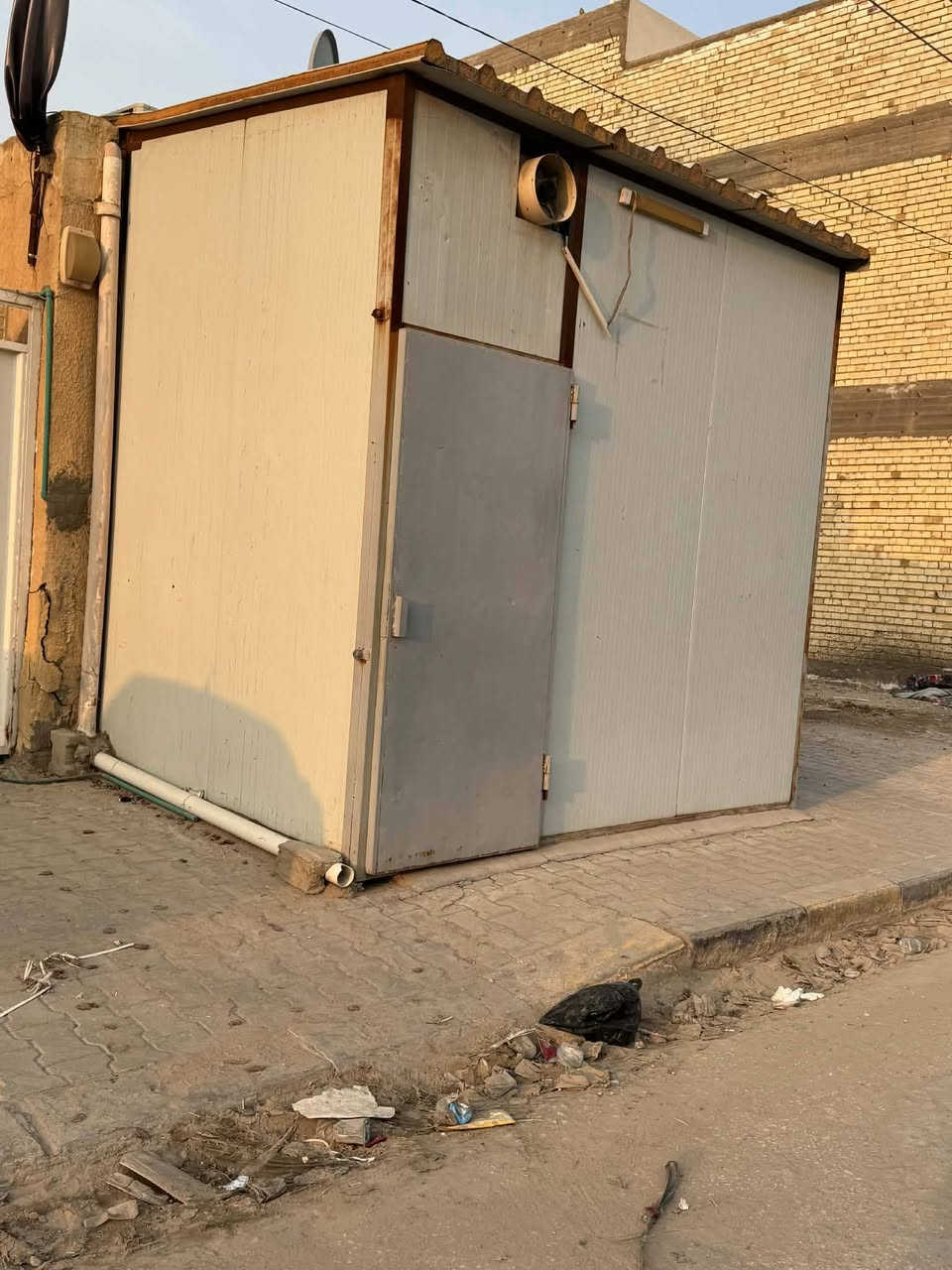 قابل للفتح والشد مكون من اربع قطع 

ثلاث جوانب وسقف يعني مو غرفه وانما يكون الظلع الرابع ملاسق للحائط 

قياس الوجه 3متر 

والجانب 2متر والارتفاع تقريبا 3متر 

سعره 650 الف

للاستفسار 

***********
