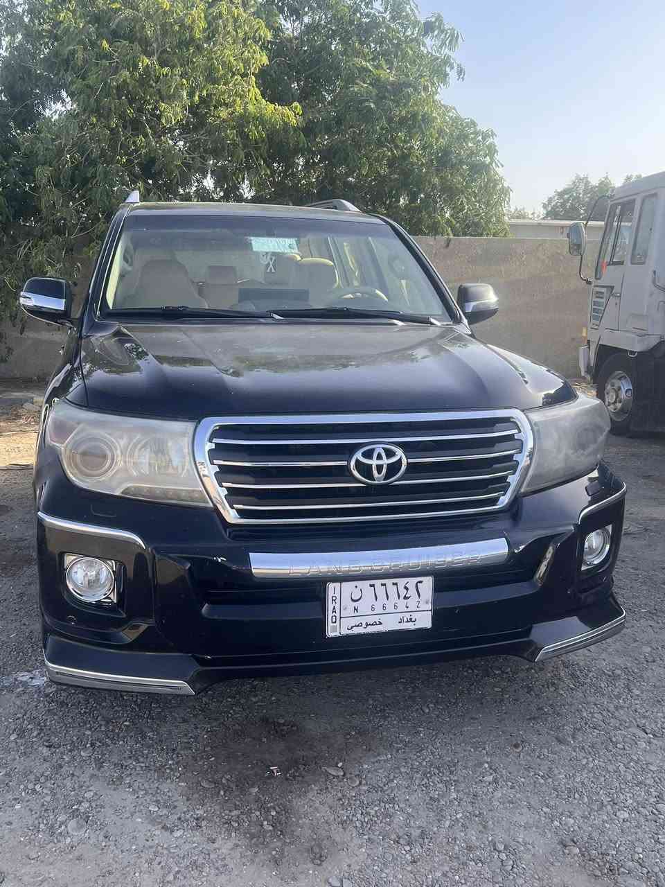 السلام عليكم ورحمة الله 
سيارة تويوتا لاندكروزر 2013 للبيع فقط
اللون اسود 
‏Gx.r  v6
179,000km
فول مواصفات بريم
اخوان ما يحتاج اذكر مواصفاته لان معروفة فول مواصفات 
السيارة كفالة عامة فقط بارد بالباب الخلفي عكس السايق 
ورصعة بالباب الصندوق 
رقم بغداد باسمي الشخصي 
عنواني بغداد 
للاستفسار اكثر
***********
***********
